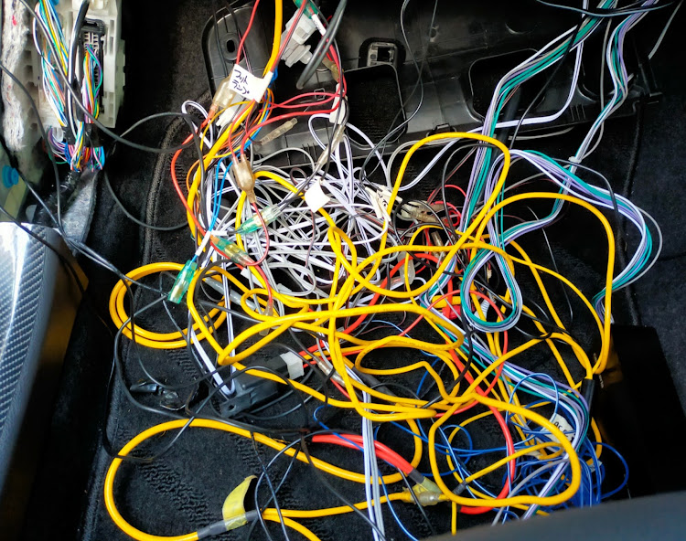 テレビ裏の配線ごちゃごちゃとホコリ。山崎実業のコレで簡単に解決できちゃいますギズモード・ジャパン