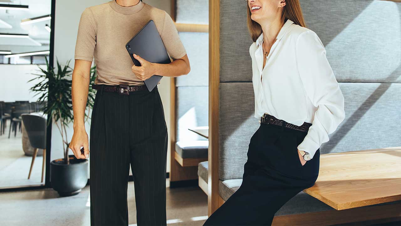 女性のビジネスカジュアルとは？オフィスカジュアルとの違いや春夏秋冬コーデ術をご紹介Niau ニアウ