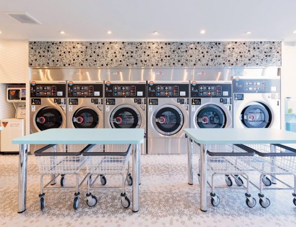 居心地の良いランドリーの紹介『LAUNDRY LUSH』 住所 埼玉県さいたま市南区大谷口5428 特徴的な屋根の形で開放的なデザインの コインランドリー。 フリーWi-Fi完備、イートインスペース、休憩用ソファーが設置してあり、おしゃれなホテルのラウンジ風の空間でした