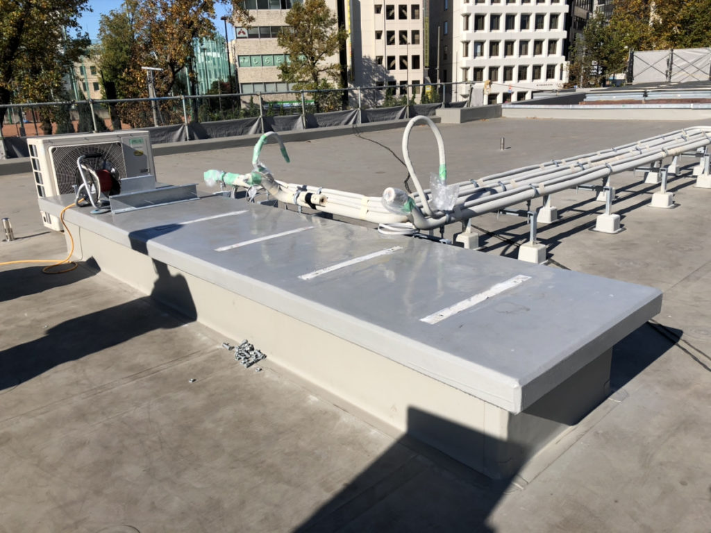 ビルの屋上の室外機の写真素材FYI03156048ストックフォトの Qlean Market キュリンマーケット