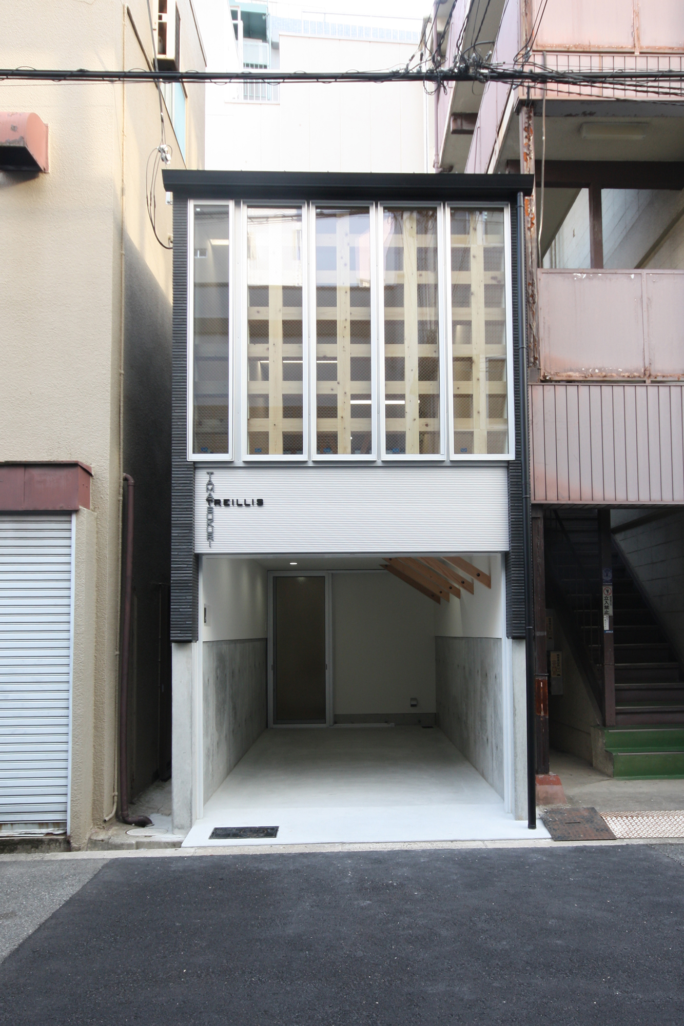 現代の小規模オフィスの建物の外観の写真素材・画像素材 Image 30919488