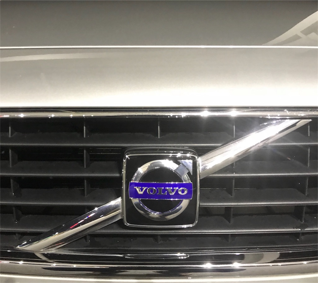 asahi.com 朝日新聞社 ：フロントグリルに埋め込まれた大きなアイアンマーク - ボルボの新型ＳＵＶ「ＸＣ６０」 - 愛車