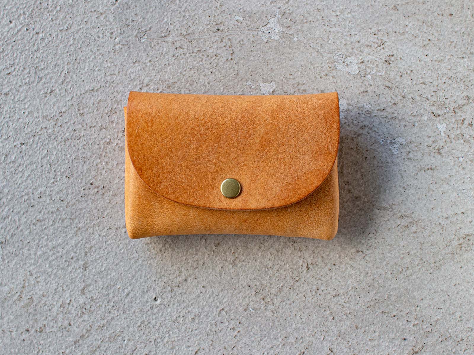 🎤 宮川です。 取材に出る機会が増え、名刺交換する場面も増えました。 私は、入社して以来ずっと同じ名刺入れを使い続けています。というのも、大学時代にお世話になったご夫婦からお祝いにもらったものだからです。 まだまだ状態はいいので、大切に使い続けます