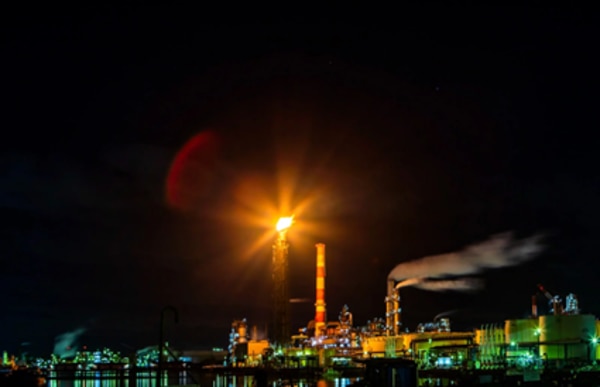 四日市工場煙突からの排煙化学工業・石油化学工業プラント 日本の四日市市