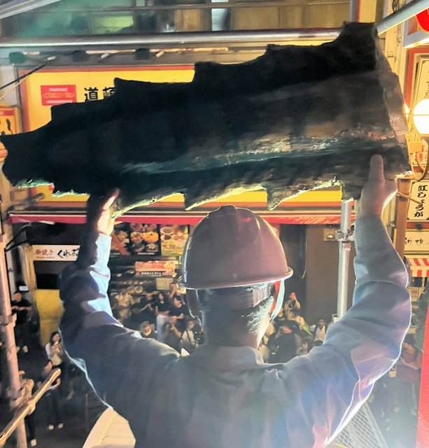 飛び出た龍の「尾」撤去 大阪・道頓堀、金龍ラーメンの立体看板大阪府 ：朝日新聞