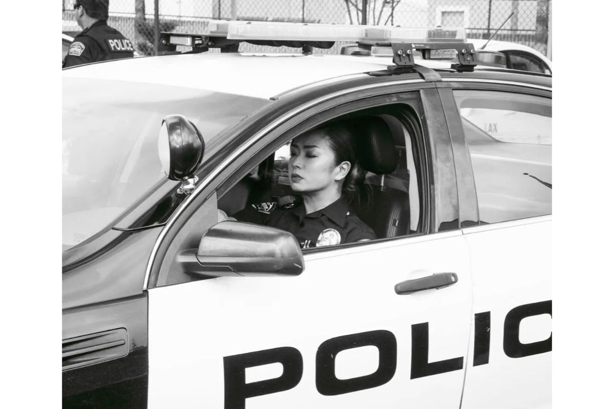 どうして警察官は、停止を命じた車のトランクに触れるの