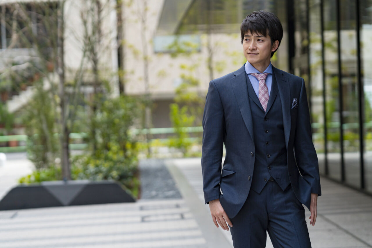 私は絶対に同意しません。激しい議論の中で会議室で一緒に会議をしているスーツを着たビジネスマンのチームPremium写真