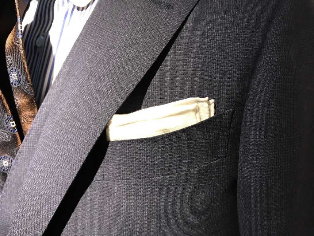 ビジネスでポケットチーフは有りか？無しか