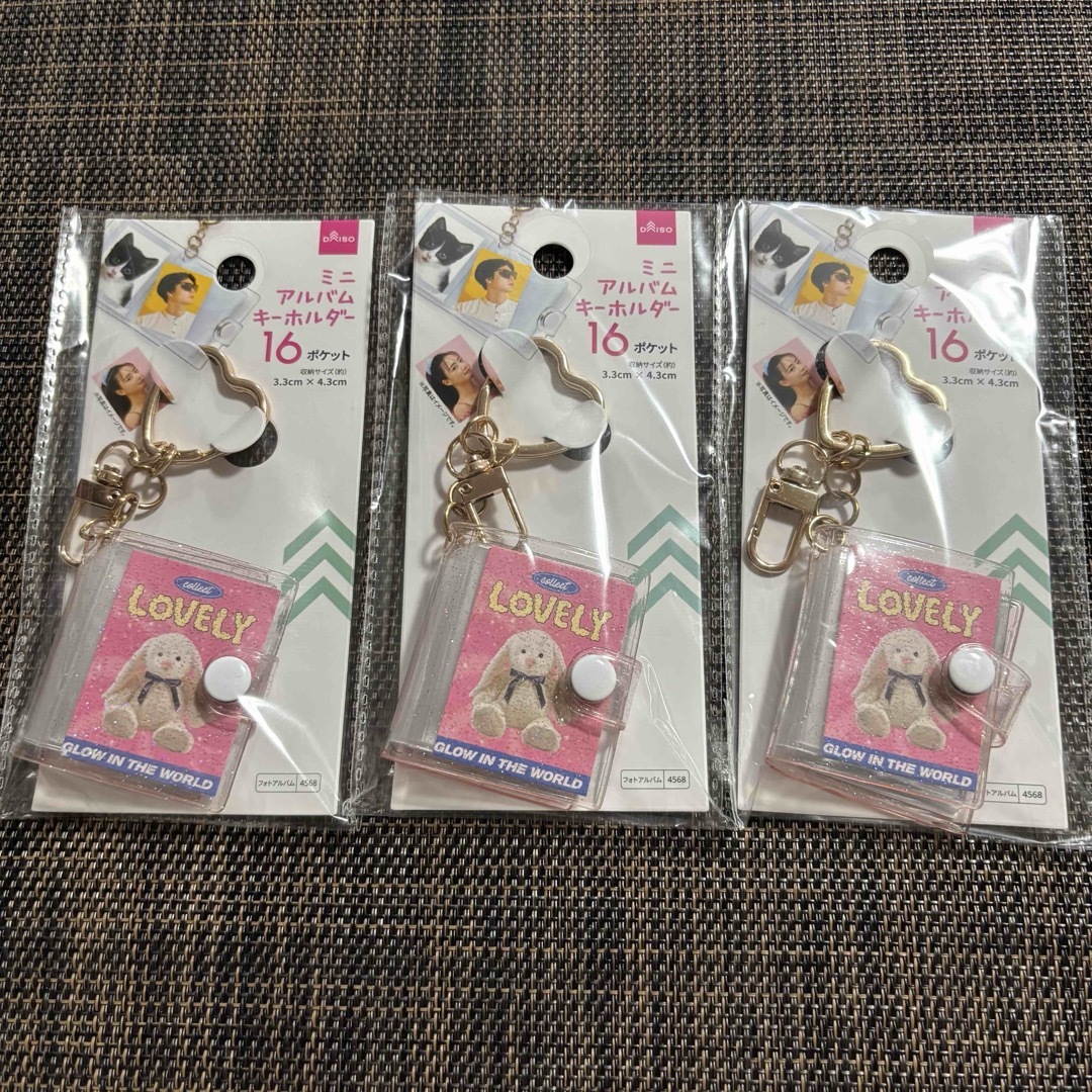 ダイソーの反射お名前キーホルダーが可愛い🩷 ボールチェーンをセリアのワイヤーリングに変えたり、セリアのキーホルダー と重ねたり 色々組み合わせても可愛い😍お花のクリアポーチはダイソーのもので、セリアのお花リールキーホルダーを付けてキーケースとして使ってます