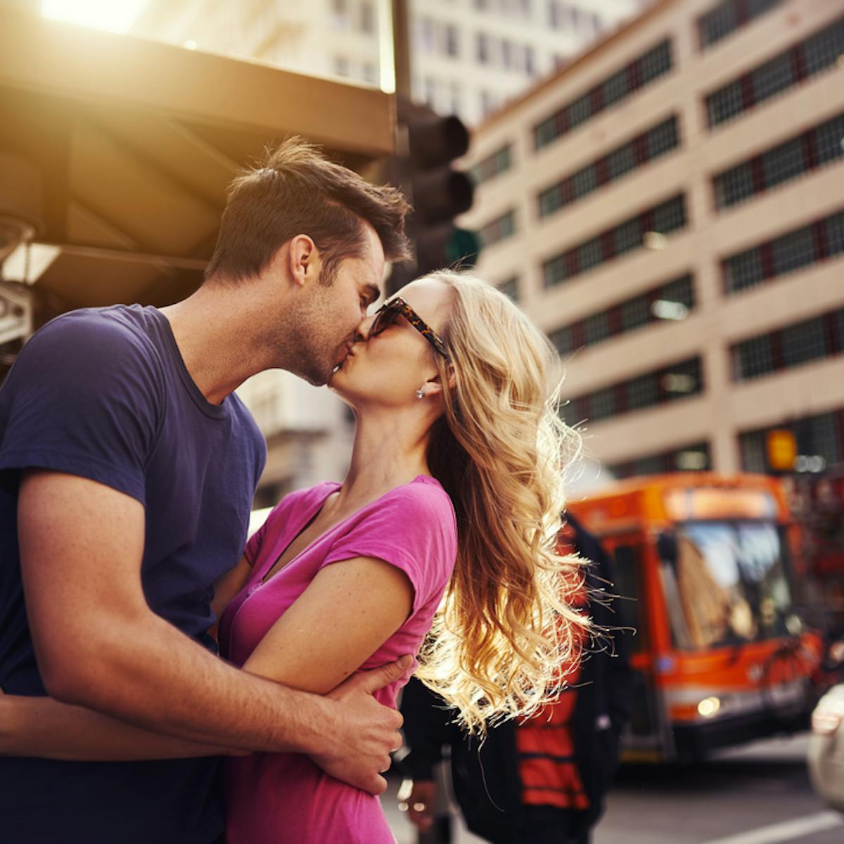 唇吸い付く濃密キス 婚約者がいる先輩と無我夢中で求め合う禁断の夜恋愛ABEMA TIMESアベマタイムズ