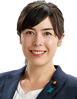 アメリカ民主党の人気女性議員、カマラ・ハリス＆オカシオ・コルテスを徹底比較