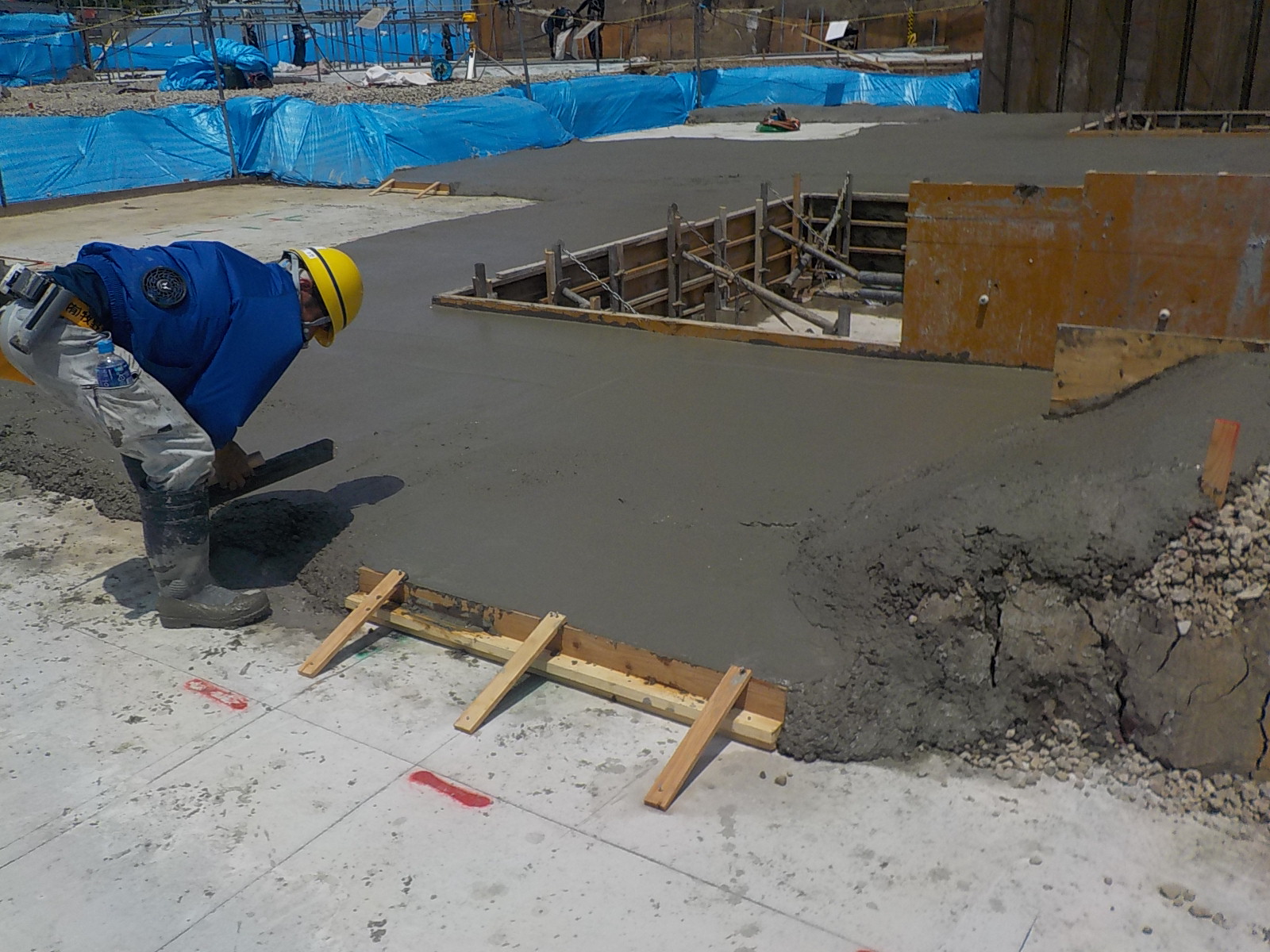 着工と 捨てコンと 特殊基礎工事むぎほーむ