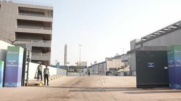 ウォルター・ヴァン・ベイレンドンクは、奇想天外なキャラクターに反戦へのメッセージを込めて。2024-'25年秋冬パリ・メンズファッションウィークより– 装苑ONLINE