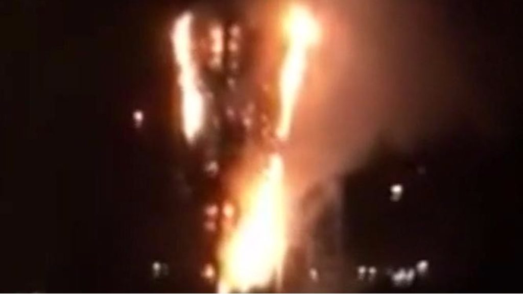 全員外に出てください！」火災起きた宿泊施設でアラーム音 逃げ惑う宿泊客たち 宿泊客3人と警察官9人が煙吸い病院搬送イギリス・ロンドンFNNプライムオンライン