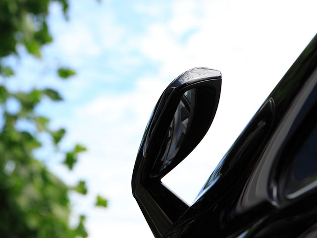 格好悪い」義務化でSUV定番「きのこミラー」なぜ激減？ いまでは一部車種しか採用しない訳くるまのニュース