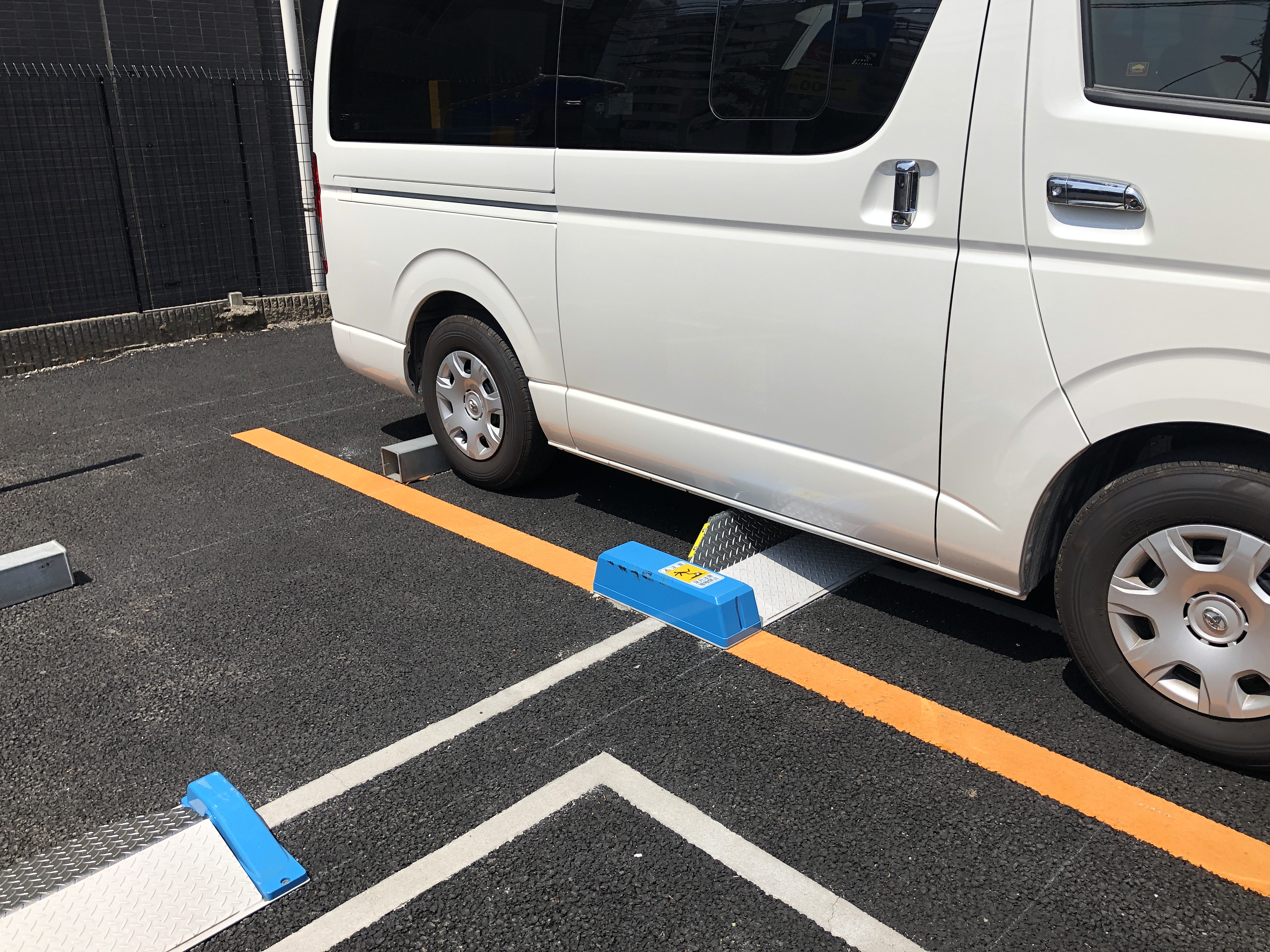 パーキングブロック 4本セット 車輪止め 4面反射板付き 車止め カーストッパー タイヤ止め 駐車場 輪止め タイヤブロック 車庫 駐車 ガレージ送料無料 : アナミストア - 通販 - Yahoo!ショッピング