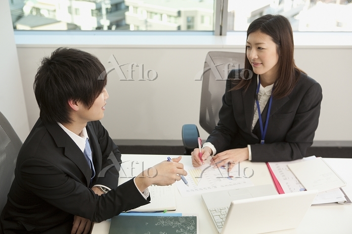 営業時の商談にふさわしいスーツの着こなしとビジネスマナーを紹介-オーダースーツSADA - オーダースーツSADA