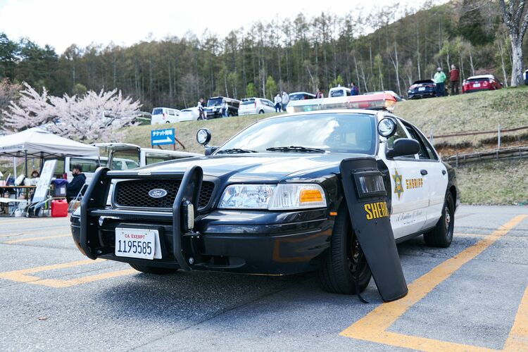 どうして警察官は、停止を命じた車のトランクに触れるの