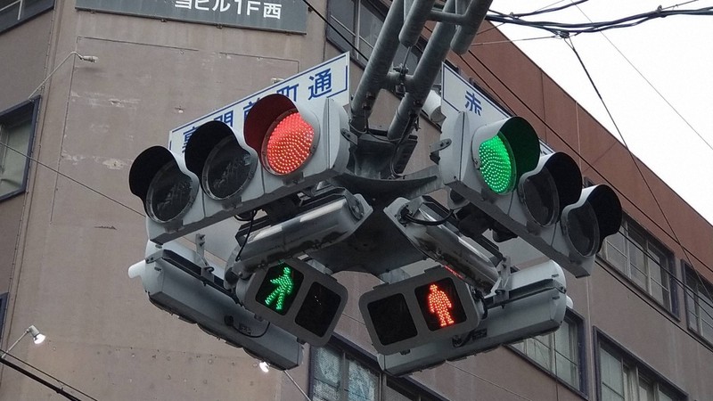 コストが安く長寿命! LED式信号機のメリットとデメリットとは？ - 自動車情報誌「ベストカー」