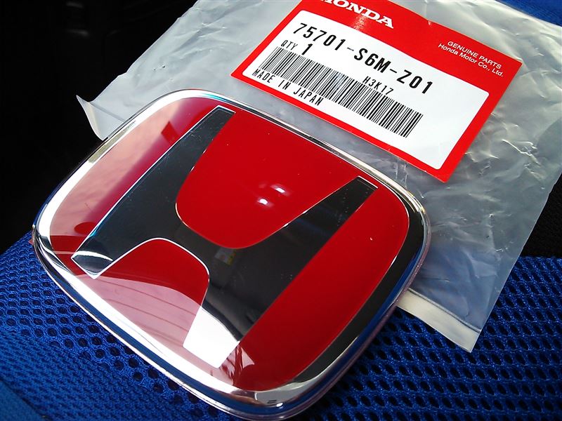 ホンダのウイングマーク史には両翼タイプも！ 本田宗一郎氏の「世界にはばたく」が由来 - Webikeプラス