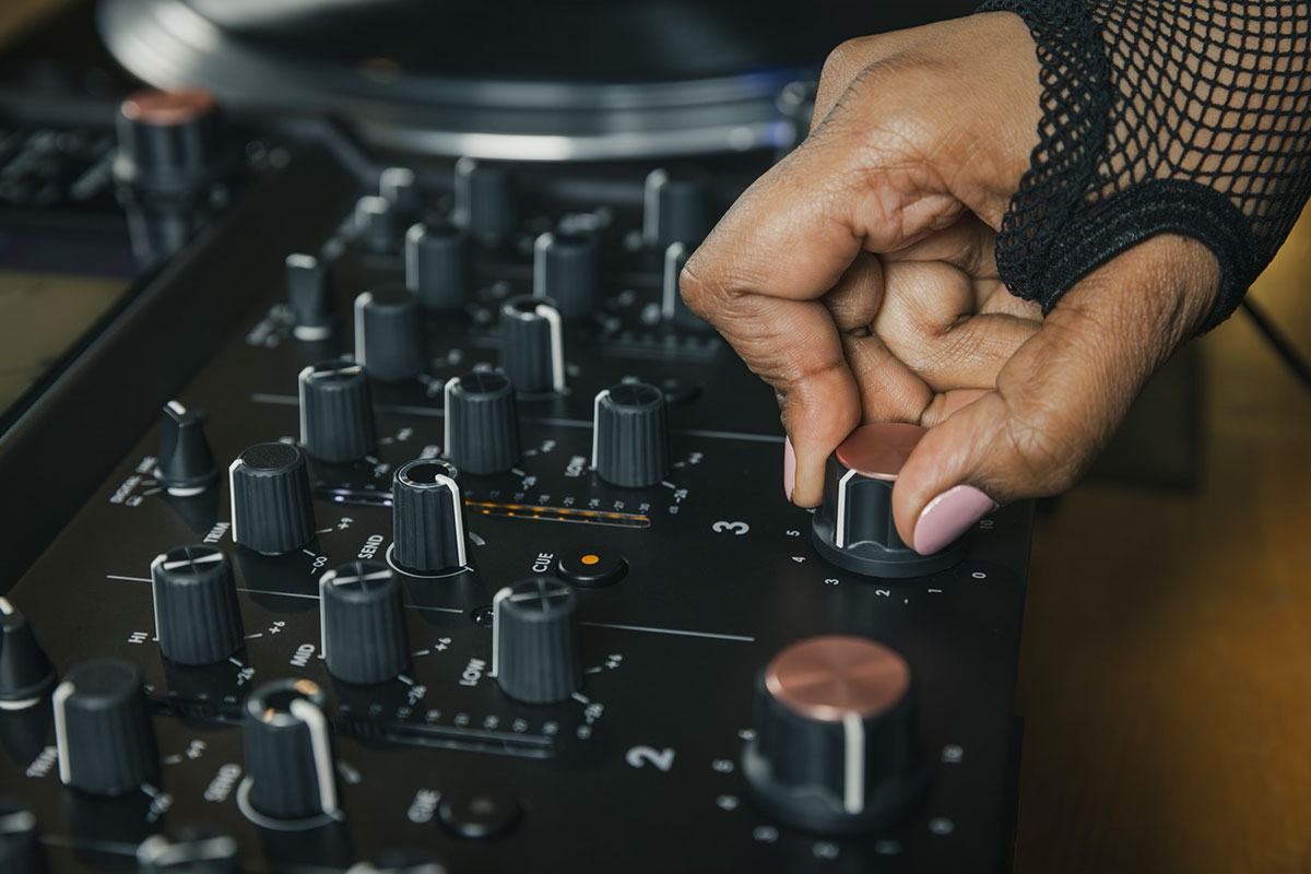 音の強さdB デシベル って何？ラジオミキサーのフェーダーのしくみラジトピ ラジオ関西トピックス