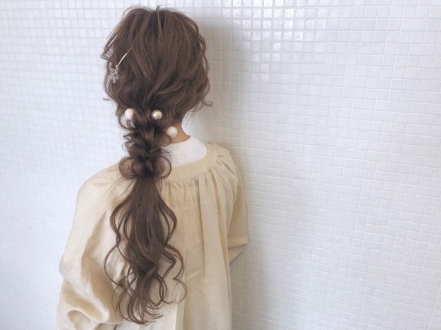 一つ結びアレンジ10選！ 基本から上級者見えするテクニックまでおしゃれヘアまとめOggi.jp