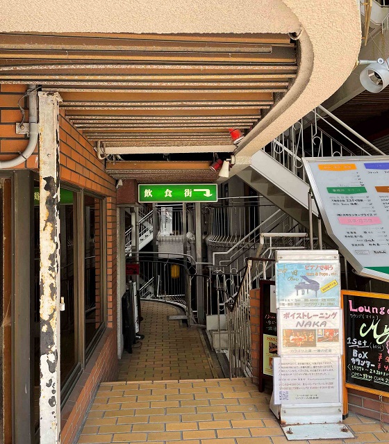 ヌーベル甲子園口。まるで迷路のような作りのレトロな物件。設計は安藤忠雄氏らしい。地元西宮の建物だけに噂には聞いてたけど初めて訪れました。テナントもかなりバラエティーに富んでます。レトロ ビル 昭和 ノスタルジック 地元 西宮 甲子園口