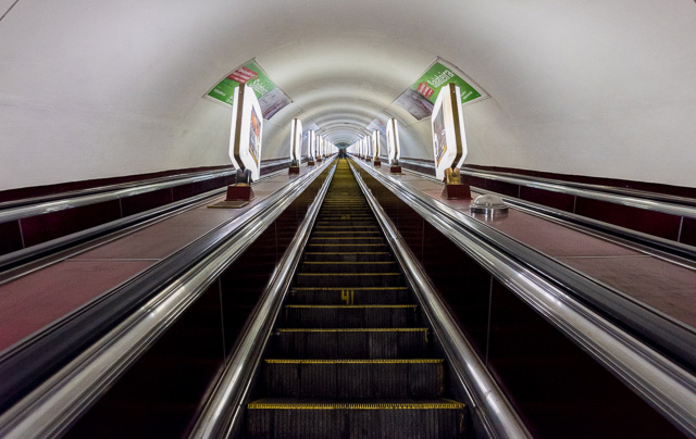 世界一深い地下鉄駅へ降りていく。ノーカットでソ連の狂気体感