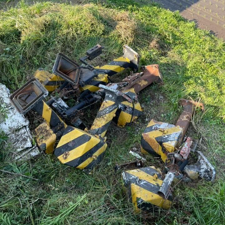 岳南鉄道の自分で上げる！ フル装備第4種ふみきり息子が寝静まった後の フリータイムって嬉しいけど、 次の日の朝が起きれない母です🤱最近、遅ればせながら「silent」のブームにのっかり、 息子と手話をやってみました☺️ ふみきり 両手人差し指を1にして遮断棒を