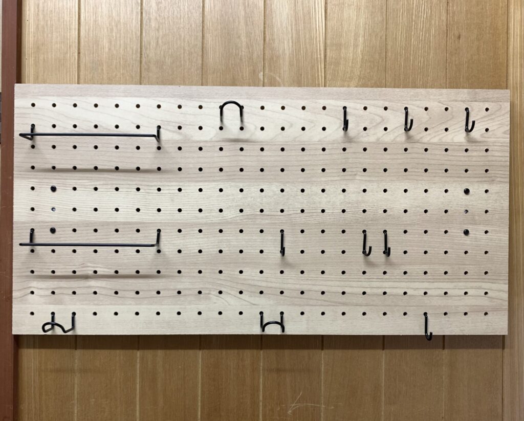 ダイソー合計200円 ナットつき壁面シールフック×有孔ボード収納。ayuccchiiiのくらし事典 くらしのヒント、ここにあります