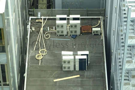 ビル屋上のエアコン室外機設置工事 - 商用利用可能な写真素材・イラスト素材ならストックフォトの定額制ペイレスイメージズ