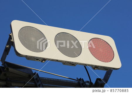 国内初設置から90年「信号機」どう進化？ 新型信号機はなぜ薄型ボディを採用したのかくるまのニュース