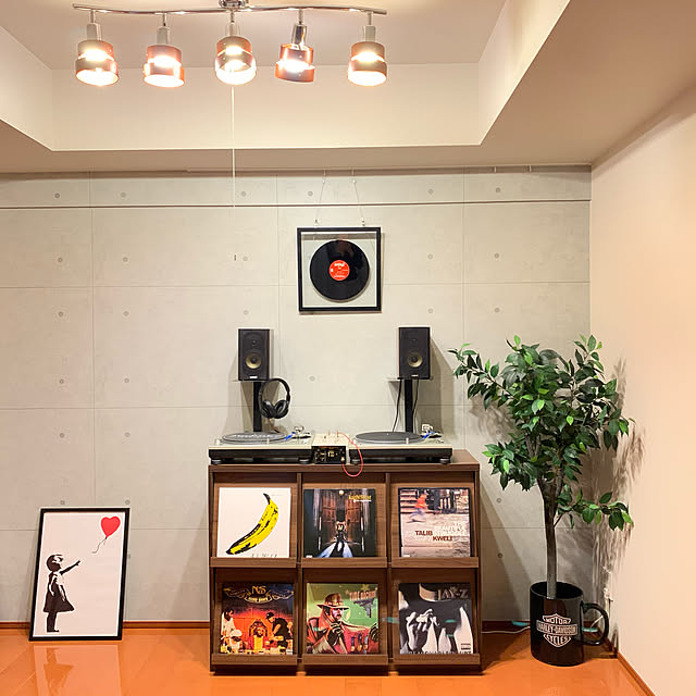 お気に入りは魅せて収納 レコードラック マガジンラック おしゃれ ヴィンテージ おすすめ アルバム 脚付き インテリア レコード収納棚