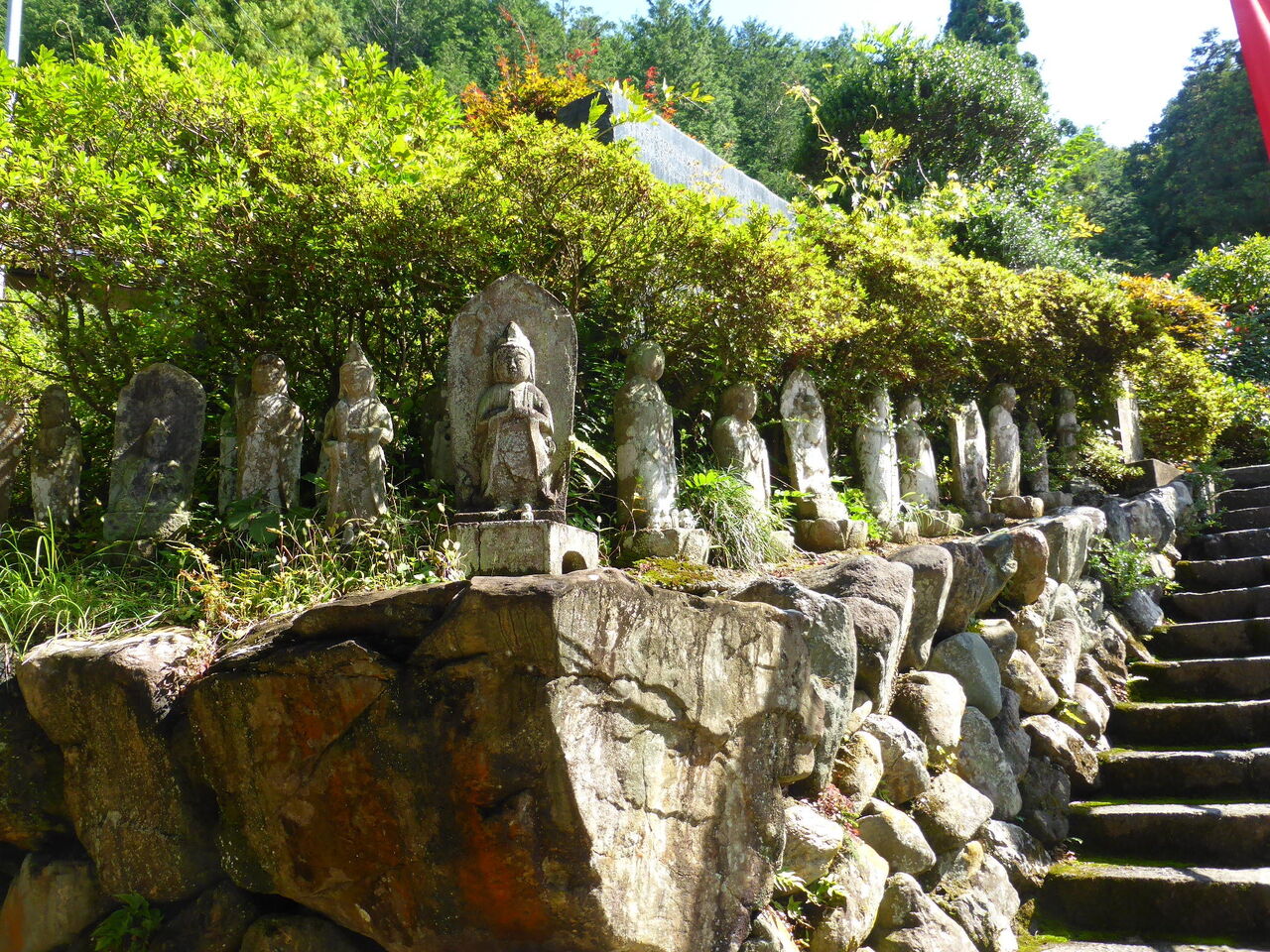 秩父札所巡り・金昌寺 石仏・お地蔵さんの写真をモノクロにしてみたら面白かった話 - sunsun fineな日々