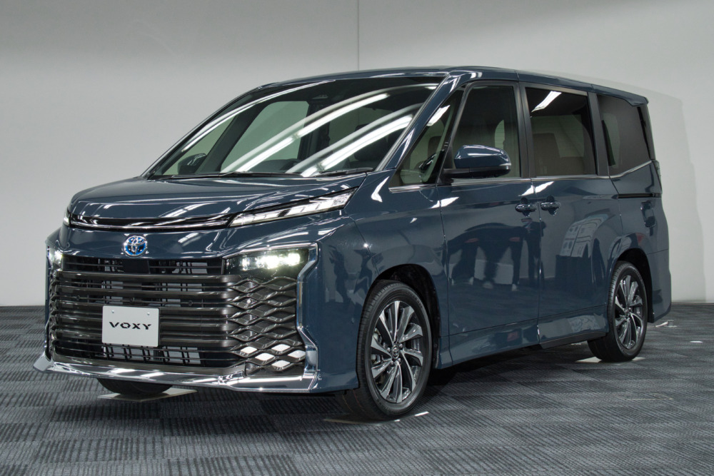 ヴォクシーのグレード別の特徴！サイズ・価格・カラー、燃費を比較！トヨタカローラ博多