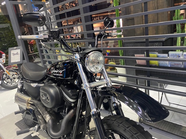 流麗なシルエットがたまらないトラッカースタイルのパパサンアール 2009年式 XL883Rカスタム紹介バージンハーレ