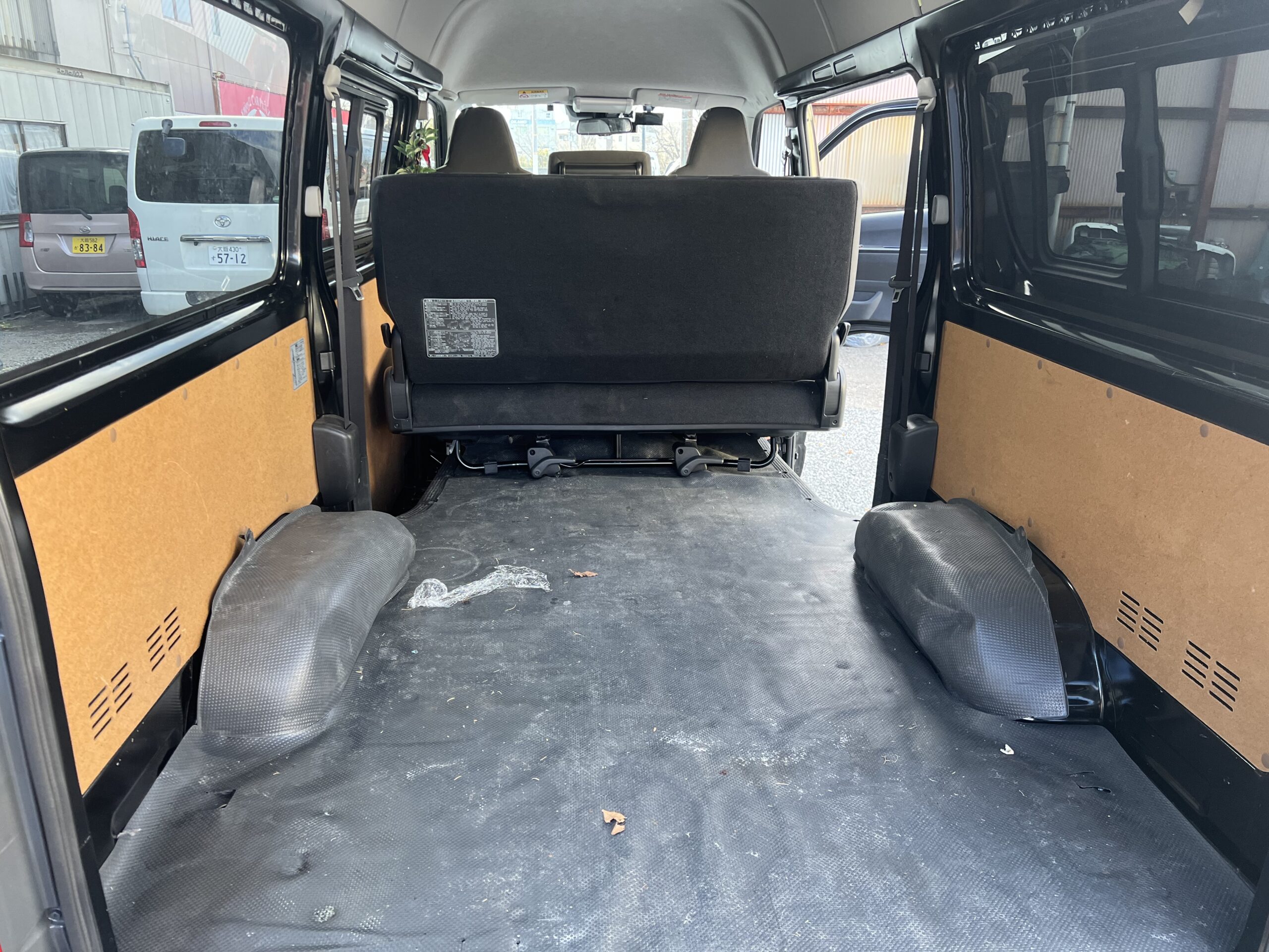 キッチンカー 100系ハイエースをベースに製作│紅茶とカレーの専門店│ガレージイルBLOOM