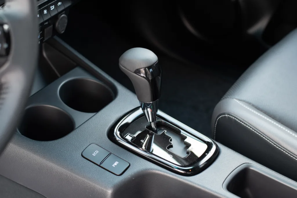 ダイヤル」「ボタン」「スイッチ」！ ストレートorゲート式だったATのシフトが多様化した理由とは自動車情報・ニュース WEB CARTOP