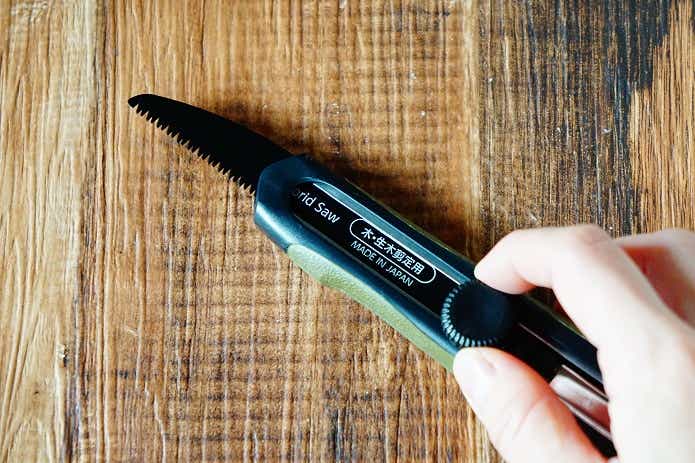 ワークマン 焚き火鋸 のこぎり 『愉し火』レビュー！ アウトドアに馴染むデザインがカッコいい！ - ハピキャンキャンプ・アウトドア情報メディア