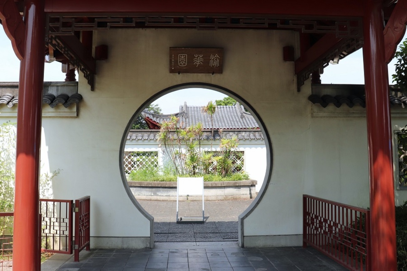 施工し、ある意味管理した中国庭園を完成後家族で訪問。 流石に孫の世代までは残るだろう笑 もう二度と施工する事はない。広島市と中華人民共和国・重慶市は、1986年に友好都市提携を締結して以来、環境、医療、学術など幅広い分野で交流を積み重ね、両市の市民が友好を