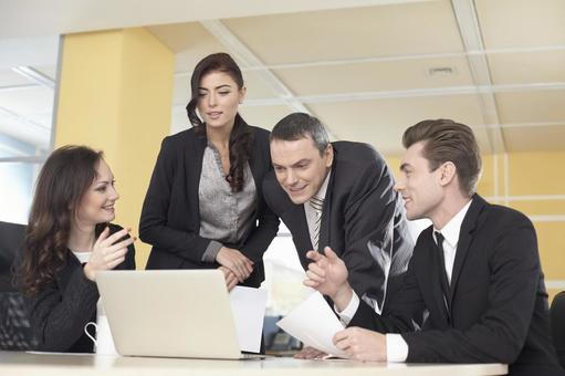 無料イラストパソコンを使って仕事中のサラリーマンパブリックドメインQ：著作権フリー画像素材集