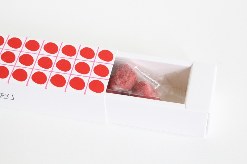 AUDREYのハロウィン限定缶2024LEE