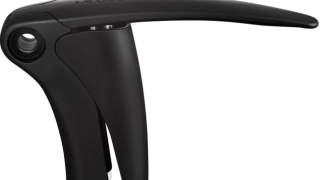 ワインボトルをコルク抜きなしで開ける方法