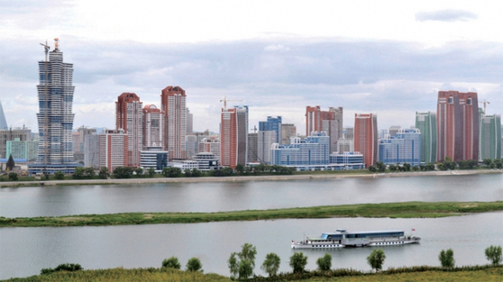 高秣山の麓の港 咸鏡北道の清津市 ：北朝鮮 地方都市の素顔 写真特集：時事ドットコム