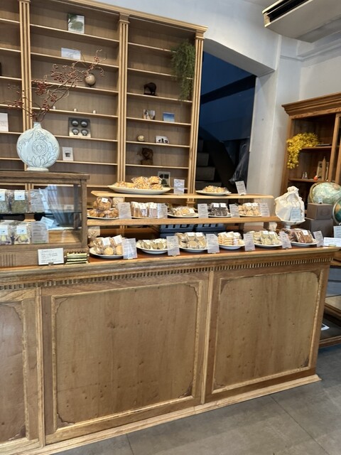 ぽってりな形のマドレーヌ 烏龍茶の茶葉をミルクでじっくり煮だして生地を作り、 毎朝焼きたてのものをお店に並べています。お盆明けで、お店は少しゆっくりとした雰囲気。 九月も通販の焼き菓子便やバターサンドなど準備中！ またゆっくりご紹介しますね。 気になる方は