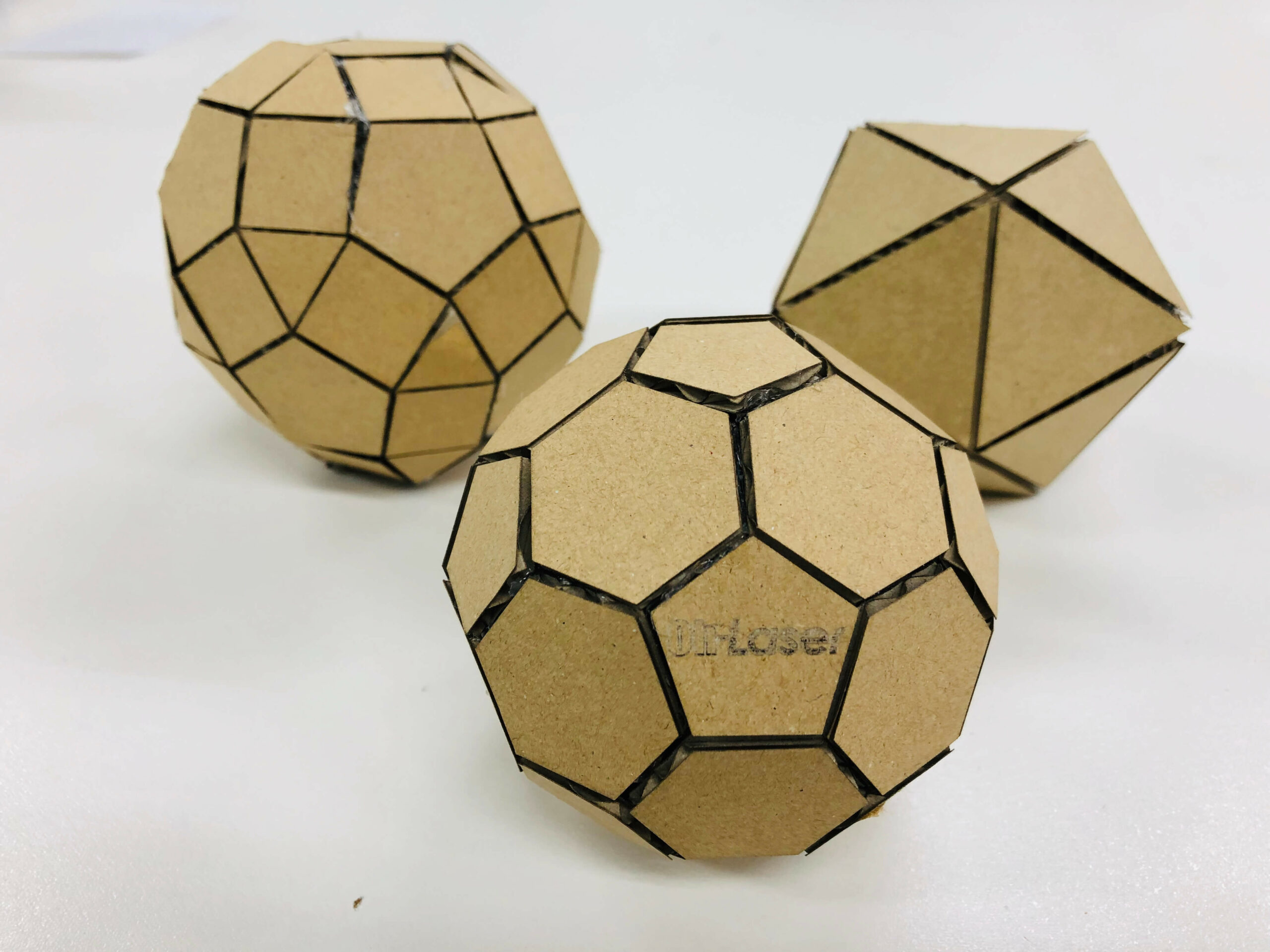 段ボールに適したレーザー カッターの選び方 - Baison