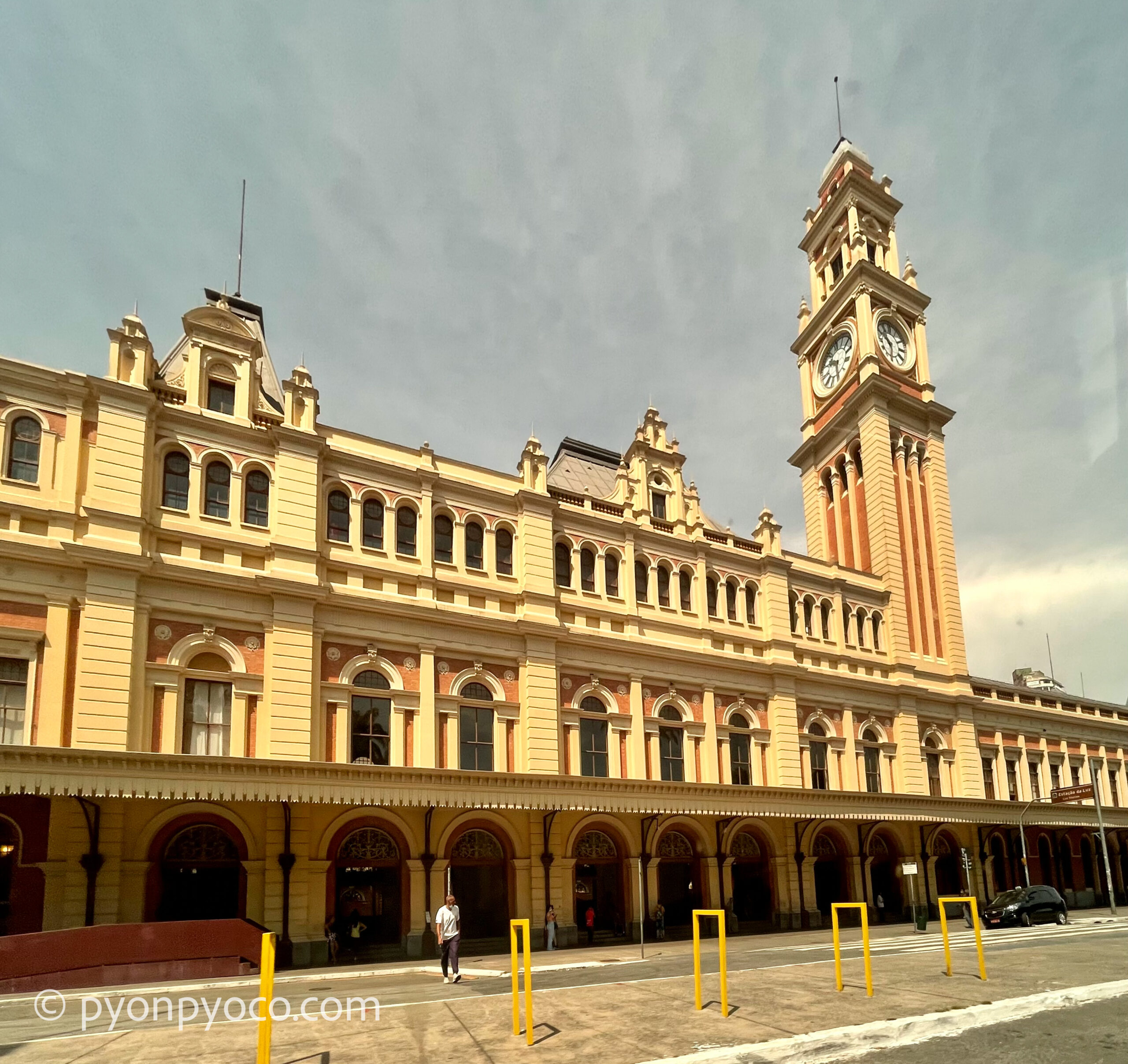 ニューアーク・リバティ国際空港のスターバックスでカフェラテを購入した後、AirTrainでニューヨークのペンシルバニア駅に向かいました。ペンシルバニア駅までの電車賃は約2,500円。Uberを利用すると楽ちんですが、アプリで料金を確認したら約13,000円の表示 。治安を