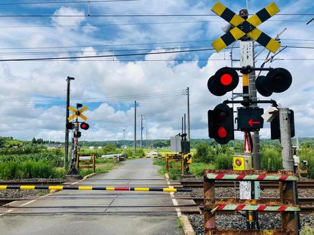 ○×クイズ 信号機のない踏切で、見渡しがよく列車が来ないことが明らかなときは一時停止しないで通過することができる？ 1回で受かる！ 普通免許ルール総まとめ＆問題集 「ポイント学習＋実戦テスト」で実力が身に付く！- ラブすぽ