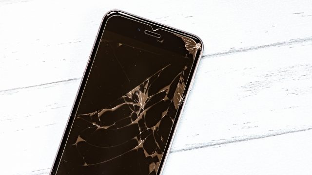 スマホの画面が割れてしまった！ひび割れ修理の費用相場や応急処置についてゴーリペア