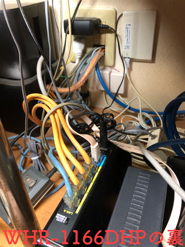 お部屋がスッキリ見違える！「配線コードまわり」を上手に整える 13 のアイデアキナリノ